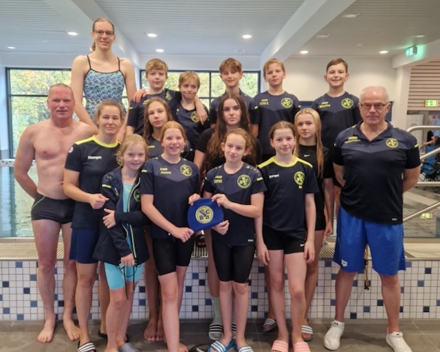 Mannschaftsbild mit mehreren SchwimmerInnen