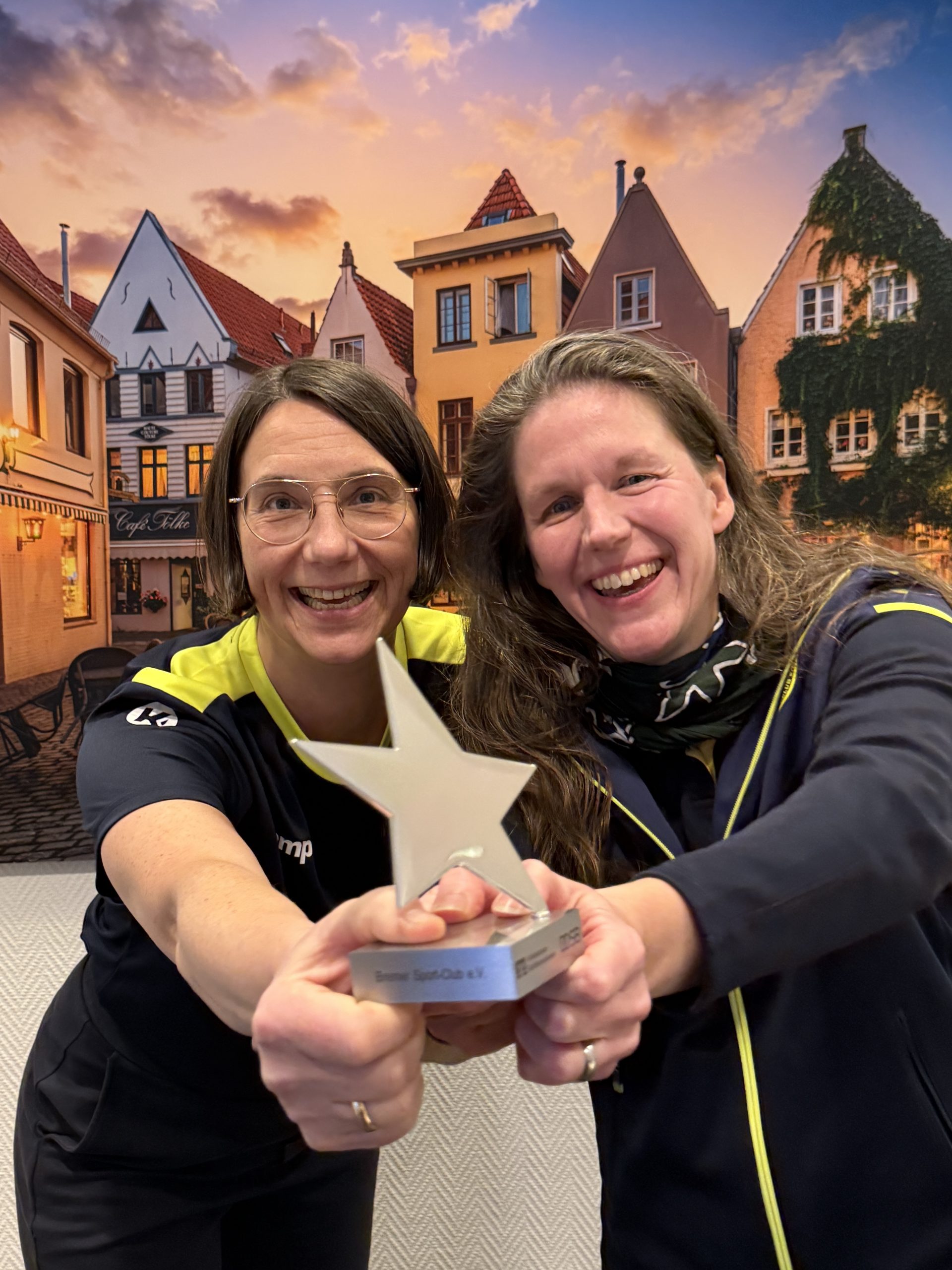 Sabine und Katrin mit dem Stern des Sports in der Hand